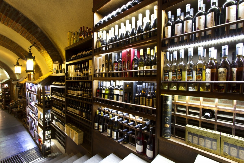 boutique-CASTAGNIERS-min_world_street_travel_shop_canon_georgia_wine_bottles-429767